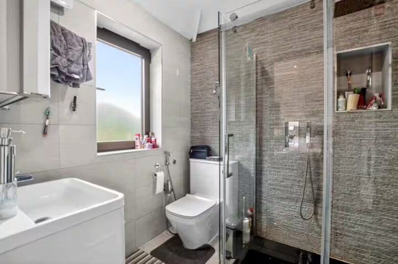 A Refined Home with Canal Access Near Wembley - Greenford, United Kingdom