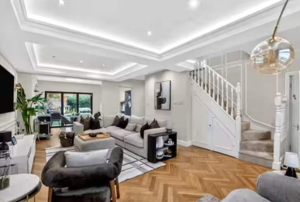 A Refined Home with Canal Access Near Wembley - Greenford, United Kingdom