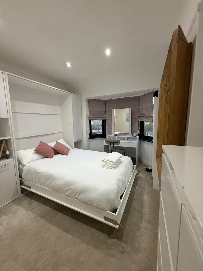 A Refined Home with Canal Access Near Wembley - Greenford, United Kingdom