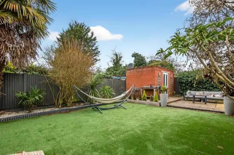 A Refined Home with Canal Access Near Wembley - Greenford, United Kingdom
