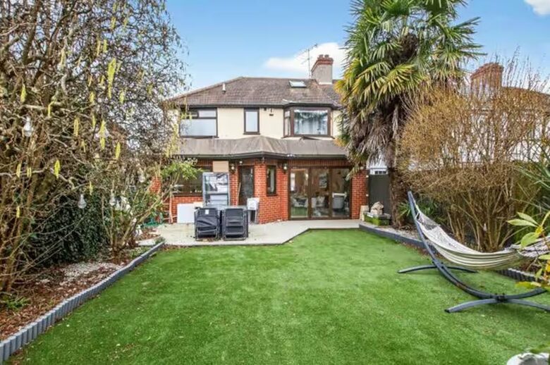 A Refined Home with Canal Access Near Wembley - Greenford, United Kingdom