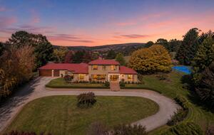 A Country House Above the Vines - Canobolas, Australia