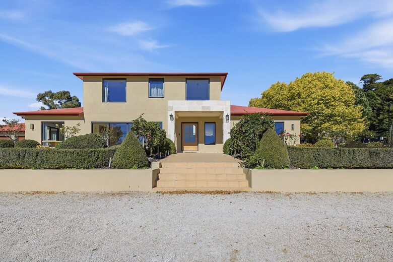 A Country House Above the Vines - Canobolas, Australia