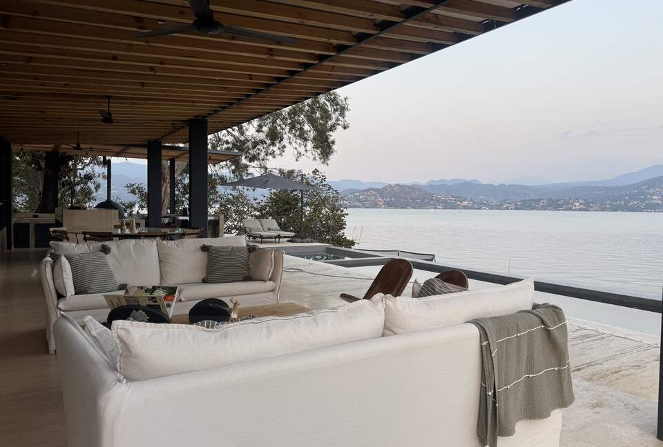 Lakefront Pool Estate in Valle de Bravo - Valle de Bravo, Mexico