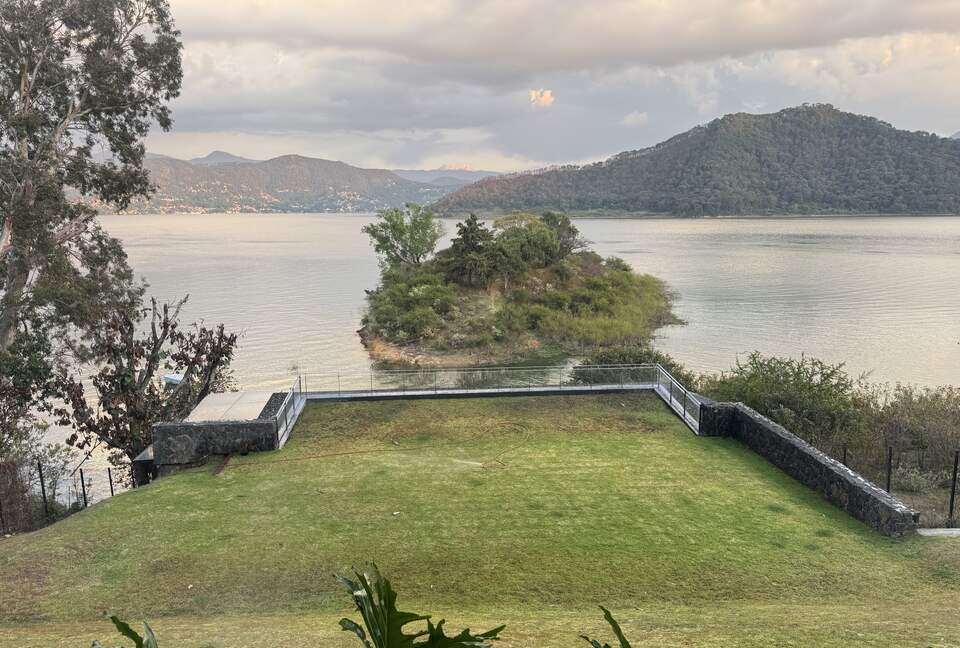 Lakefront Pool Estate in Valle de Bravo - Valle de Bravo, Mexico