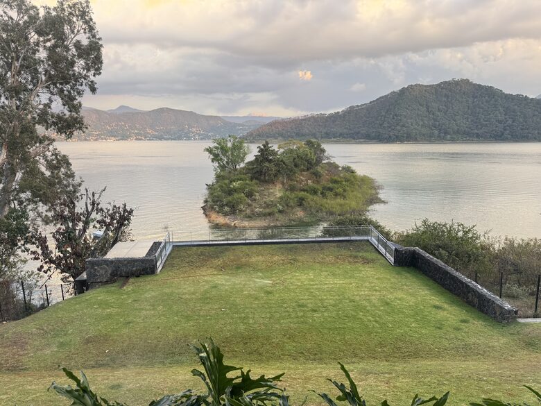 Lakefront Pool Estate in Valle de Bravo - Valle de Bravo, Mexico