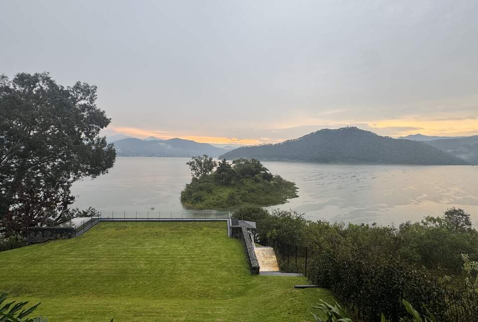 Lakefront Pool Estate in Valle de Bravo - Valle de Bravo, Mexico