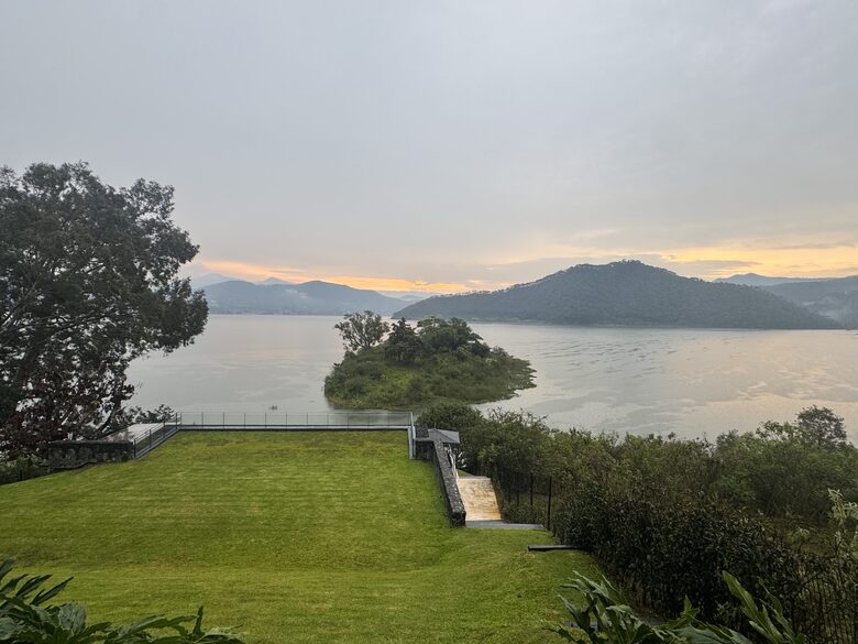 Lakefront Pool Estate in Valle de Bravo - Valle de Bravo, Mexico