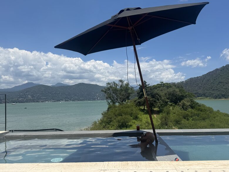 Lakefront Pool Estate in Valle de Bravo - Valle de Bravo, Mexico