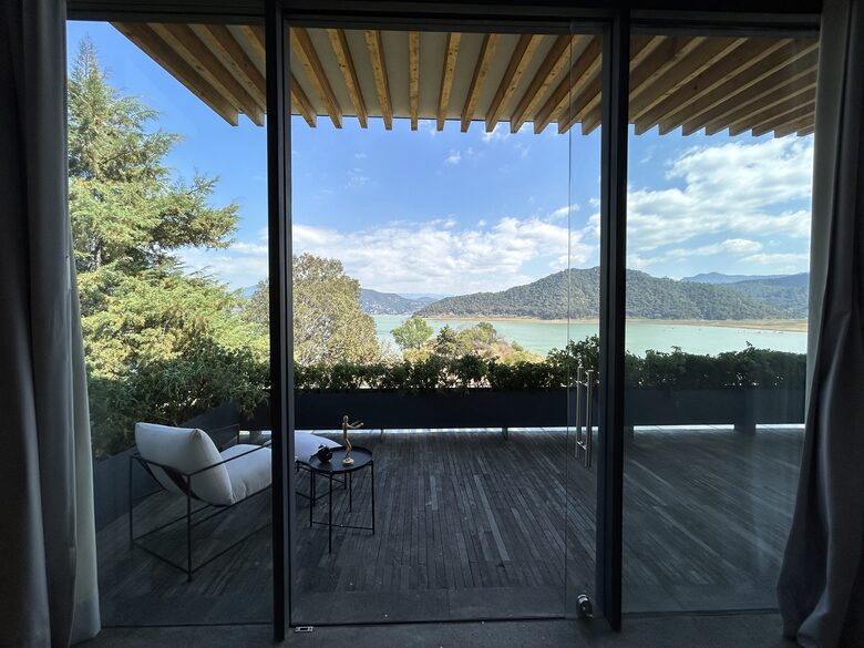 Lakefront Pool Estate in Valle de Bravo - Valle de Bravo, Mexico
