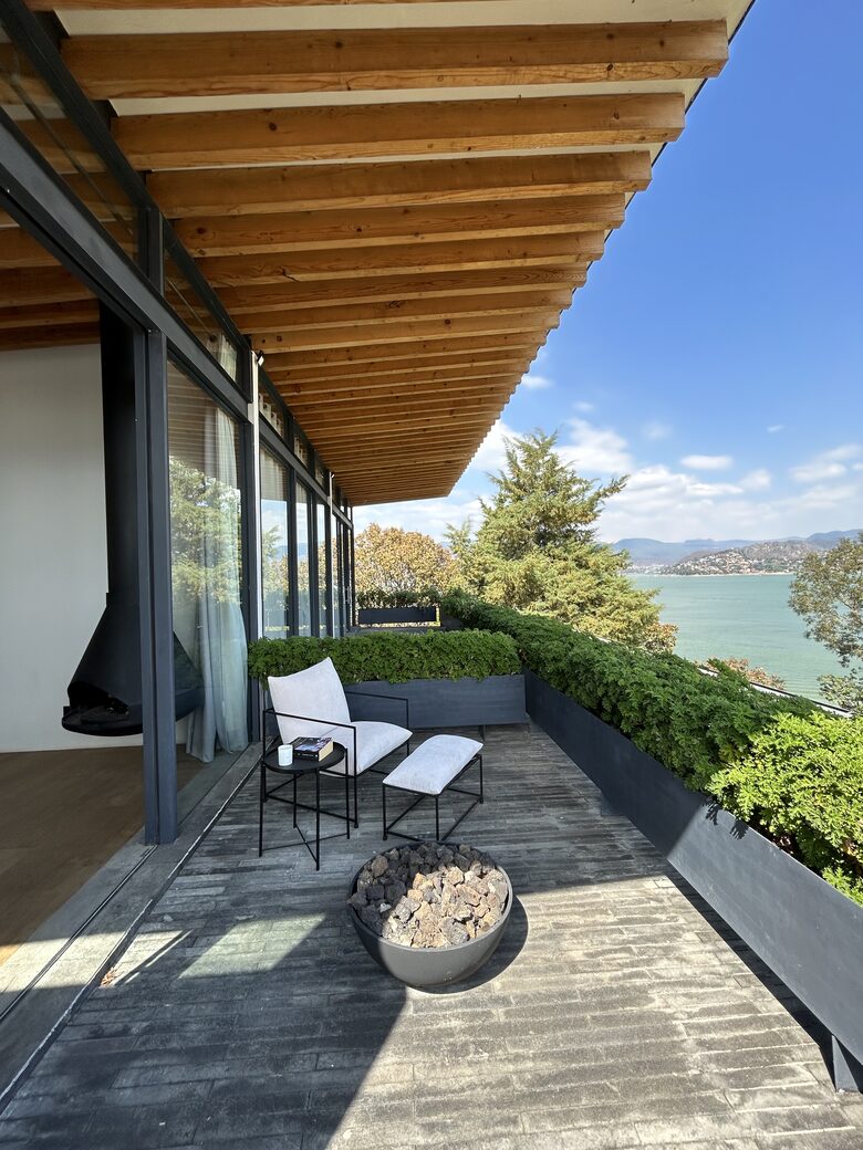 Lakefront Pool Estate in Valle de Bravo - Valle de Bravo, Mexico