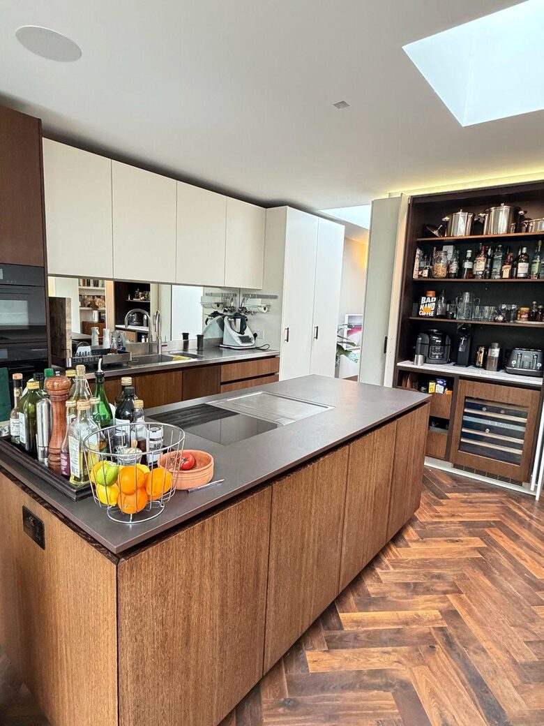 Refined Fulham Home with serene Courtyard - London, United Kingdom