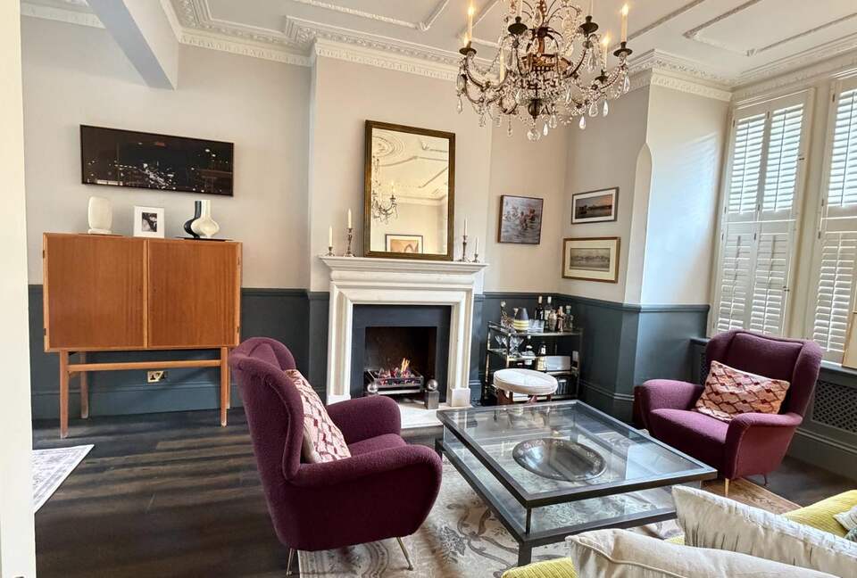 Refined Fulham Home with serene Courtyard - London, United Kingdom