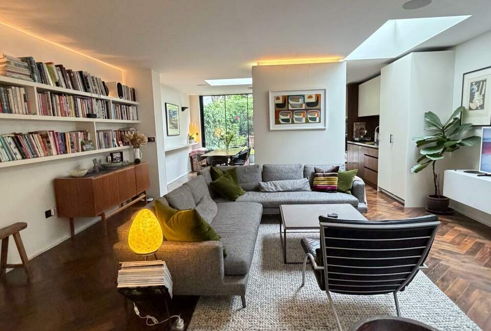 Refined Fulham Home with serene Courtyard - London, United Kingdom