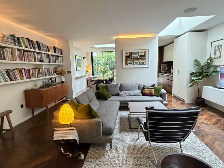 Refined Fulham Home with serene Courtyard - London, United Kingdom