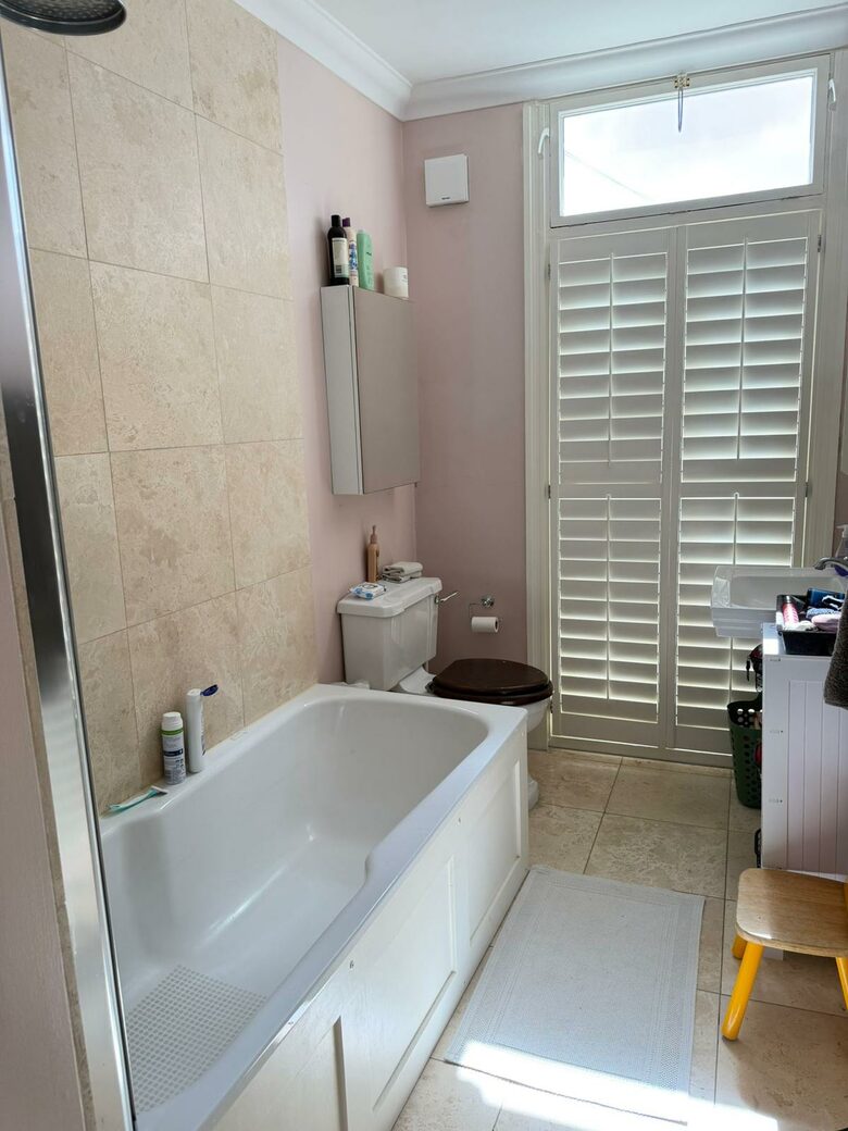 Refined Fulham Home with serene Courtyard - London, United Kingdom
