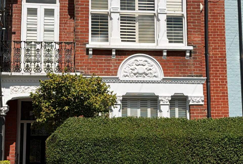 Refined Fulham Home with serene Courtyard - London, United Kingdom