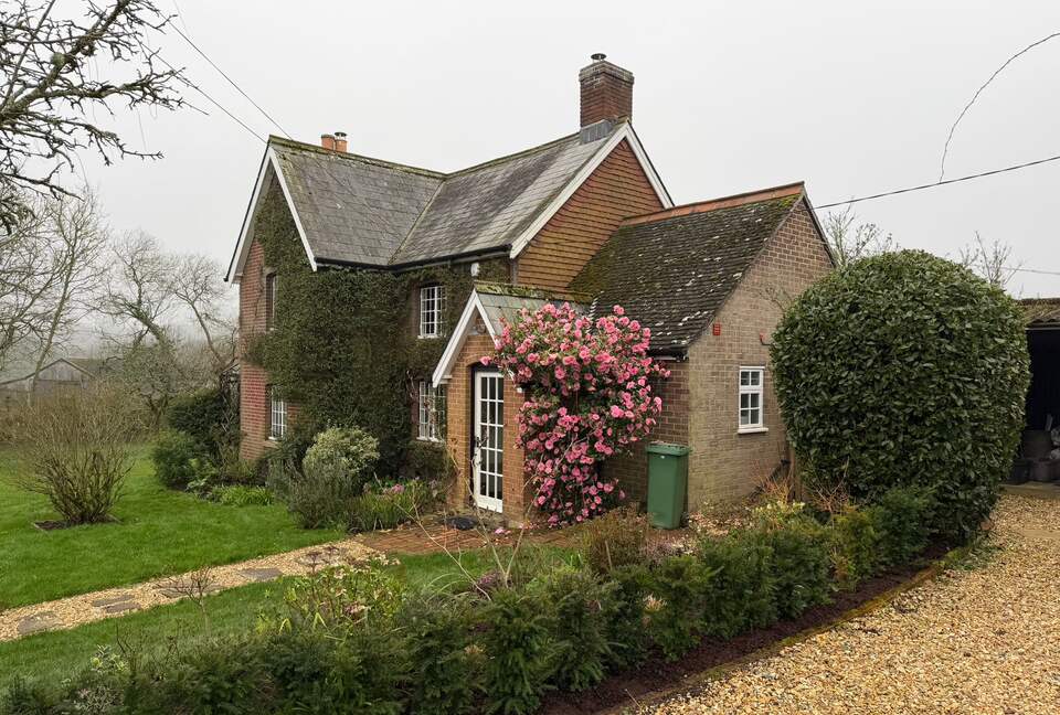 A Refined New Forest Cottage with Orchard and Shepherd’s Hut - Lyndhurst, United Kingdom