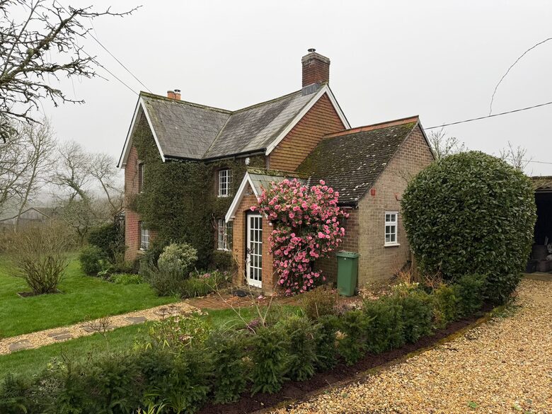 A Refined New Forest Cottage with Orchard and Shepherd’s Hut - Lyndhurst, United Kingdom
