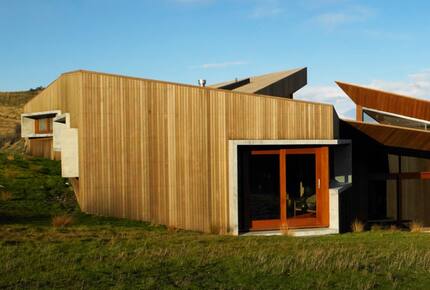 New Zealand Lake House