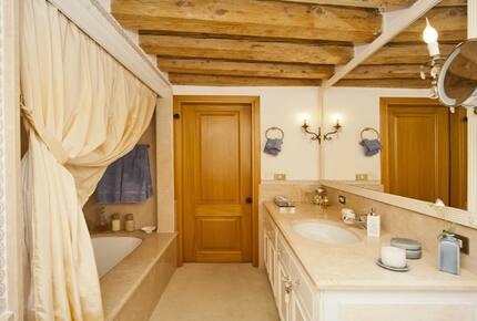 Residenza San Marco 1 - Stylish 3-bed apartment in central Venice with amazing views - Venice, Italy