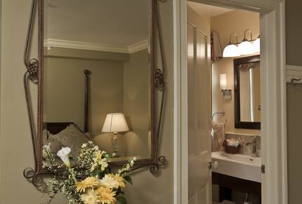 Alexander Suite in Historic Kent Manor Inn - Stevensville, Kent Island, Maryland