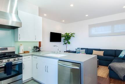 Prime Beachfront Luxury Townhouse on the Strand - Manhattan Beach, California