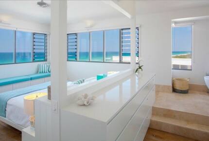 Castaways Beach Noosa Coastal Retreat - Blue Dog Beach House - Castaways Beach, Noosa, Australia