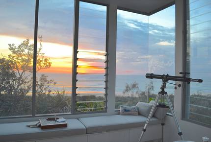 Castaways Beach Noosa Coastal Retreat - Blue Dog Beach House - Castaways Beach, Noosa, Australia