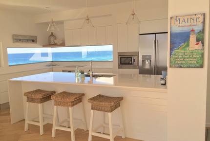 Castaways Beach Noosa Coastal Retreat - Blue Dog Beach House - Castaways Beach, Noosa, Australia
