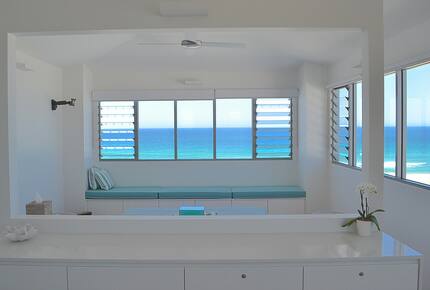 Castaways Beach Noosa Coastal Retreat - Blue Dog Beach House - Castaways Beach, Noosa, Australia