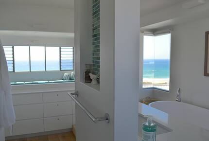 Castaways Beach Noosa Coastal Retreat - Blue Dog Beach House - Castaways Beach, Noosa, Australia