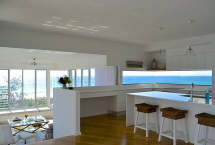 Castaways Beach Noosa Coastal Retreat - Blue Dog Beach House - Castaways Beach, Noosa, Australia