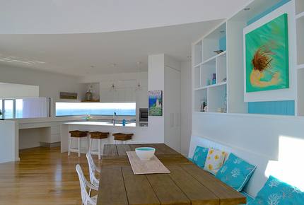 Castaways Beach Noosa Coastal Retreat - Blue Dog Beach House - Castaways Beach, Noosa, Australia