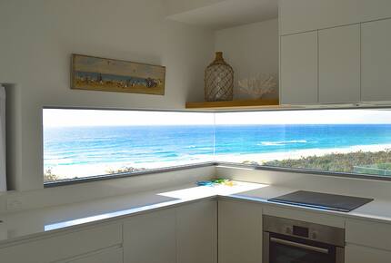 Castaways Beach Noosa Coastal Retreat - Blue Dog Beach House - Castaways Beach, Noosa, Australia