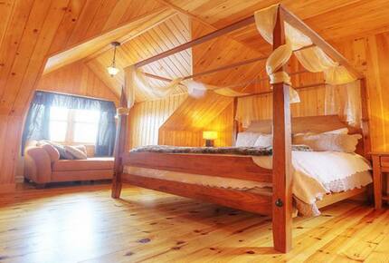 Chalet Bear Trail - Fiddler Lake, Canada