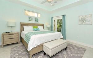 St. Armand's Canal-Front Paradise - Sarasota, Florida