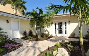 St. Armand's Canal-Front Paradise - Sarasota, Florida