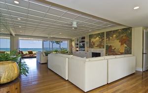 Ocean Beachfront Banyan Tree Beach House - Honolulu, Oahu, Hawaii