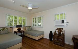 Ocean Beachfront Banyan Tree Beach House - Honolulu, Oahu, Hawaii