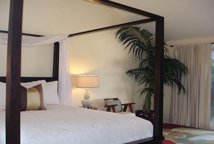 Ocean Beachfront Banyan Tree Beach House - Honolulu, Hawaii