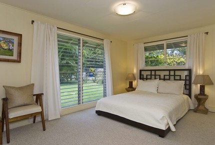 Ocean Beachfront Banyan Tree Beach House - Honolulu, Hawaii