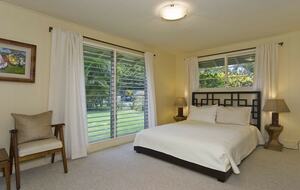 Ocean Beachfront Banyan Tree Beach House - Honolulu, Oahu, Hawaii