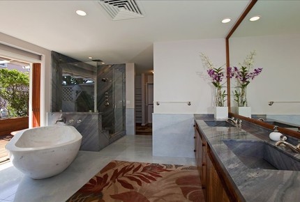 Ocean Beachfront Banyan Tree Beach House - Honolulu, Hawaii