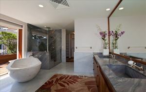 Ocean Beachfront Banyan Tree Beach House - Honolulu, Oahu, Hawaii