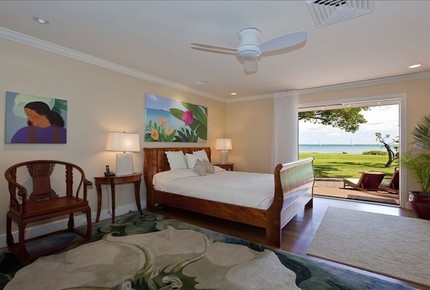 Ocean Beachfront Banyan Tree Beach House - Honolulu, Hawaii