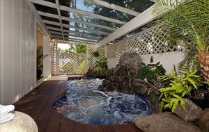 Ocean Beachfront Banyan Tree Beach House - Honolulu, Oahu, Hawaii