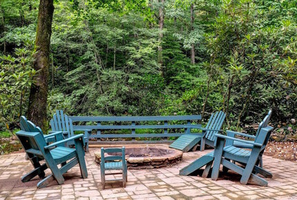 Creek Front Mountain Retreat
