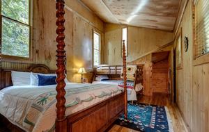 Creek Front Mountain Retreat - Hayesville, North Carolina