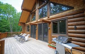 Huge forested riverfront property. 3 minutes to skiing. - Mont Tremblant, Canada